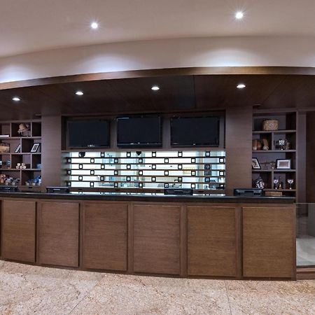 フォー ポインツ バイ シェラトン ギャレリア モンテレイ モンテレー エクステリア 写真 The reception desk at the library