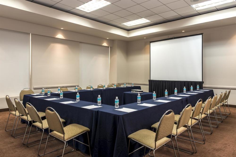 フォー ポインツ バイ シェラトン ギャレリア モンテレイ モンテレー エクステリア 写真 Meeting room at the Hilton San Diego Bayfront