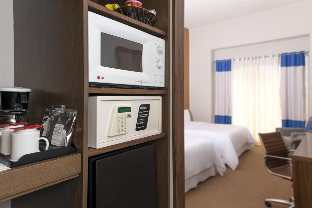 フォー ポインツ バイ シェラトン ギャレリア モンテレイ モンテレー エクステリア 写真 A safe in a hotel room