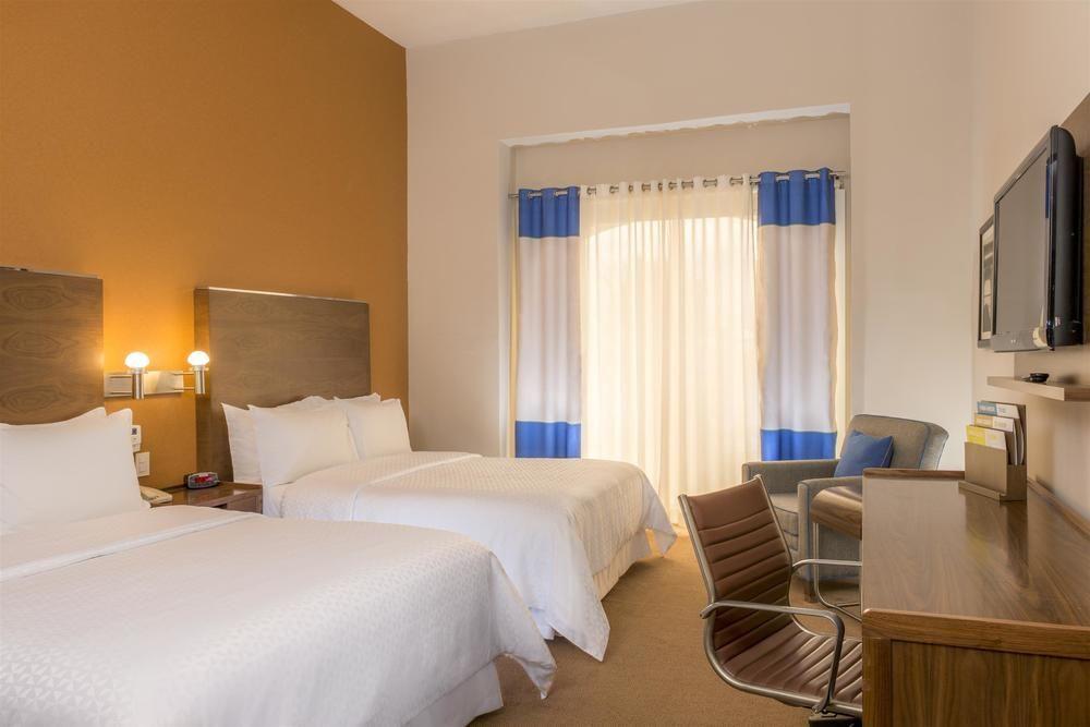 フォー ポインツ バイ シェラトン ギャレリア モンテレイ モンテレー エクステリア 写真 A typical room at the hotel