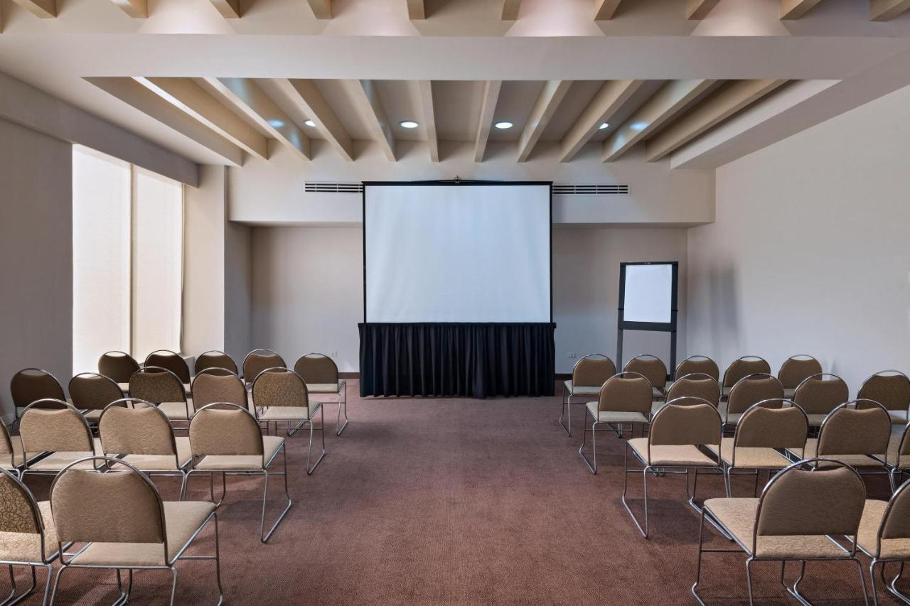 フォー ポインツ バイ シェラトン ギャレリア モンテレイ モンテレー エクステリア 写真 A typical conference room