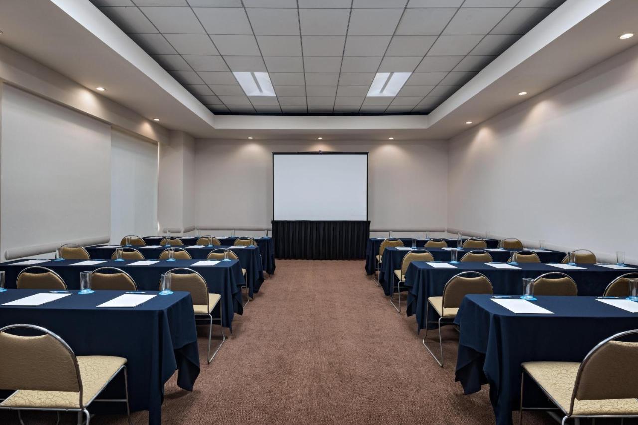 フォー ポインツ バイ シェラトン ギャレリア モンテレイ モンテレー エクステリア 写真 A typical conference room