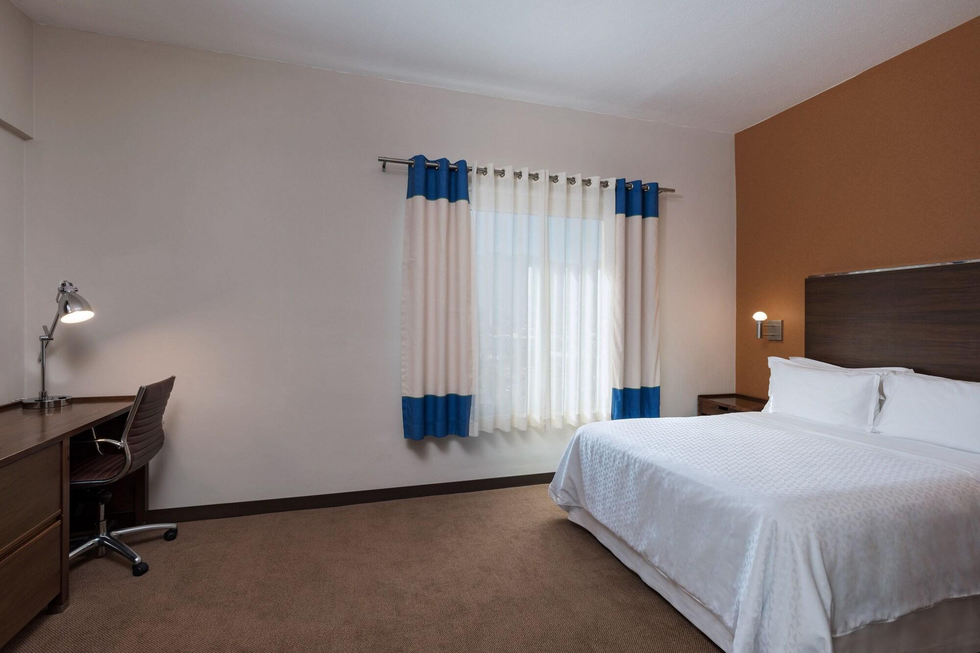 フォー ポインツ バイ シェラトン ギャレリア モンテレイ モンテレー エクステリア 写真 A typical bedroom in a typical extended stay hotel