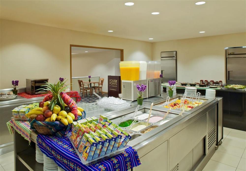 フォー ポインツ バイ シェラトン ギャレリア モンテレイ モンテレー レストラン 写真 A salad bar