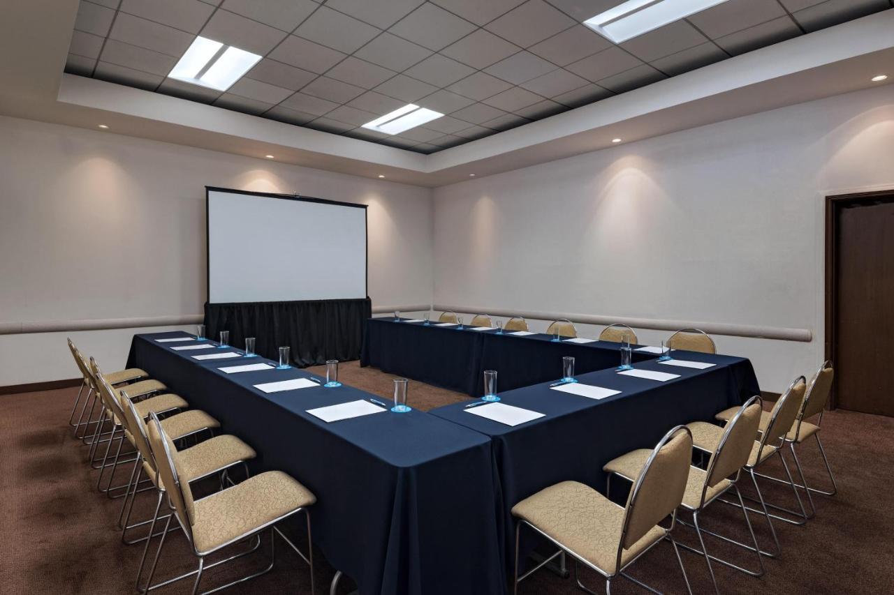 フォー ポインツ バイ シェラトン ギャレリア モンテレイ モンテレー エクステリア 写真 A meeting room