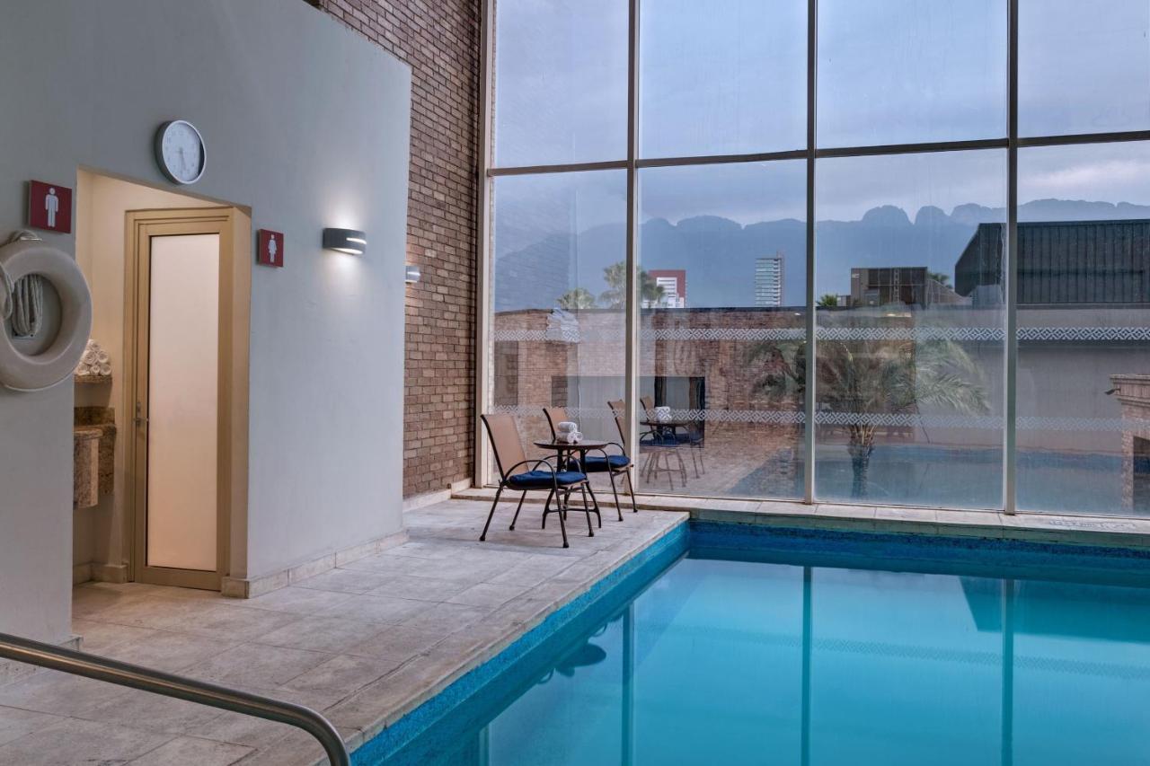 フォー ポインツ バイ シェラトン ギャレリア モンテレイ モンテレー エクステリア 写真 The swimming pool at the hotel