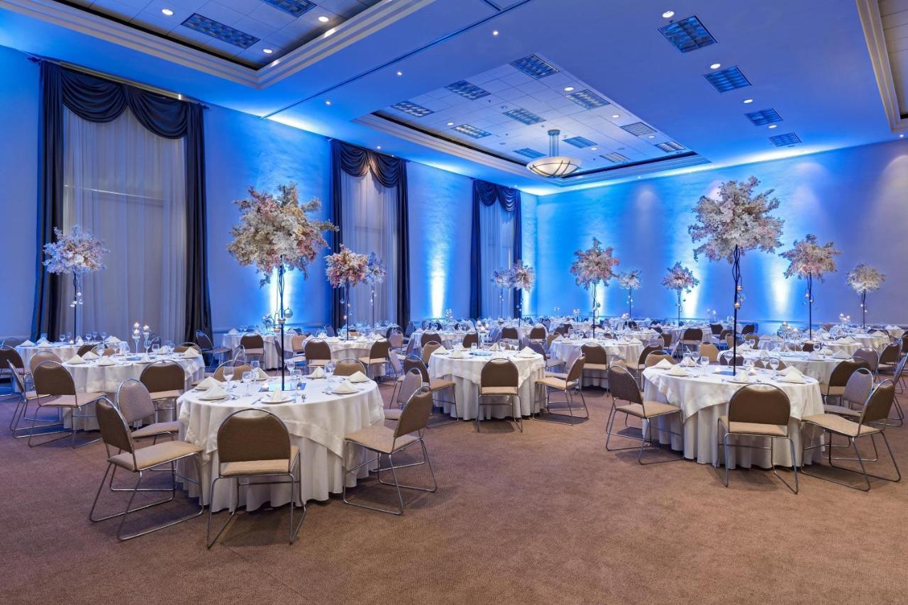 フォー ポインツ バイ シェラトン ギャレリア モンテレイ モンテレー エクステリア 写真 The ballroom at the Royal Garden Hotel