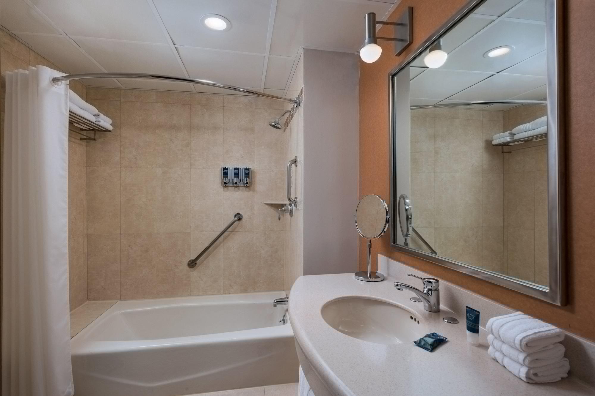 フォー ポインツ バイ シェラトン ギャレリア モンテレイ モンテレー エクステリア 写真 A bathroom in a hotel