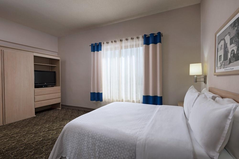 フォー ポインツ バイ シェラトン ギャレリア モンテレイ モンテレー エクステリア 写真 A bedroom at the Hilton Garden Inn in San Francisco