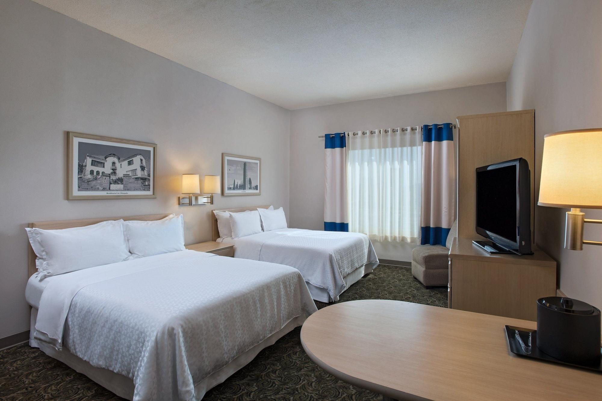 フォー ポインツ バイ シェラトン ギャレリア モンテレイ モンテレー エクステリア 写真 A typical guest room at the Hilton Garden Inn