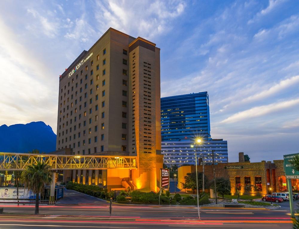 フォー ポインツ バイ シェラトン ギャレリア モンテレイ モンテレー エクステリア 写真 The hotel at dusk