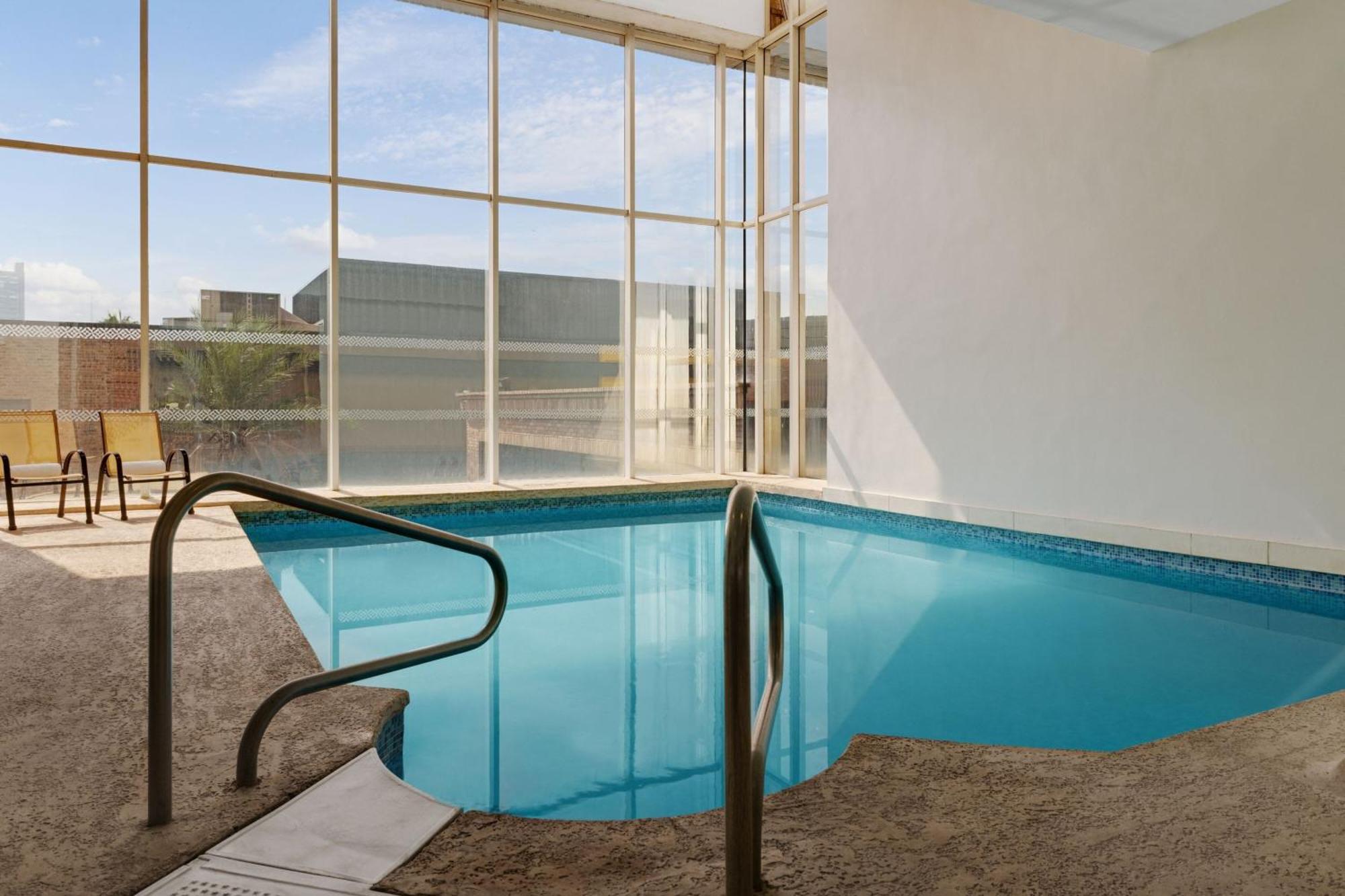 フォー ポインツ バイ シェラトン ギャレリア モンテレイ モンテレー エクステリア 写真 The pool at the 1964 Olympic Village