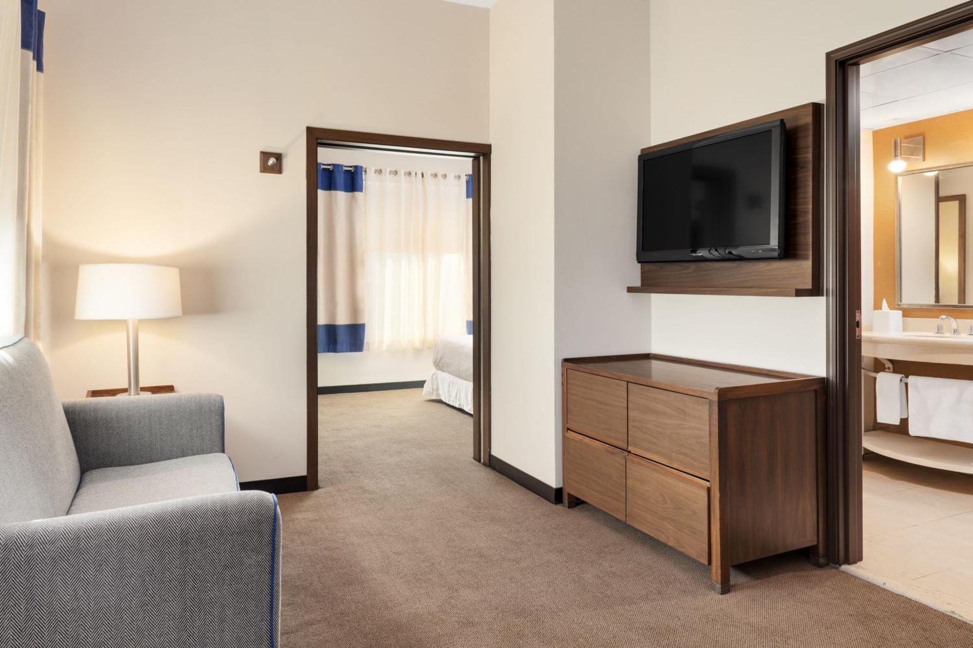 フォー ポインツ バイ シェラトン ギャレリア モンテレイ モンテレー エクステリア 写真 A typical suite at the Residence Inn