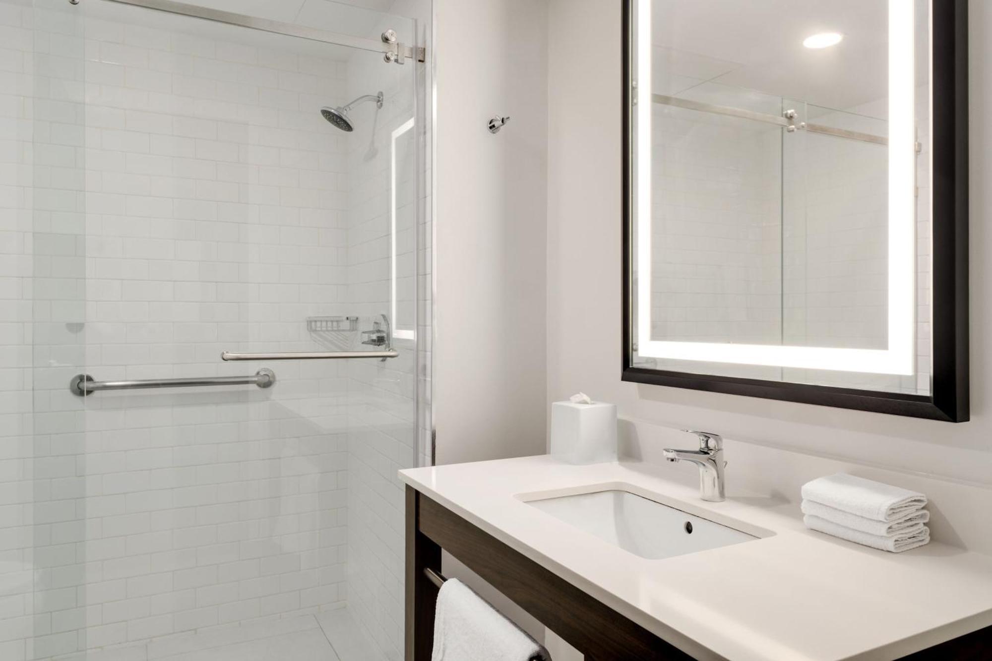 フォー ポインツ バイ シェラトン ギャレリア モンテレイ モンテレー エクステリア 写真 A bathroom in a Hilton Garden Inn