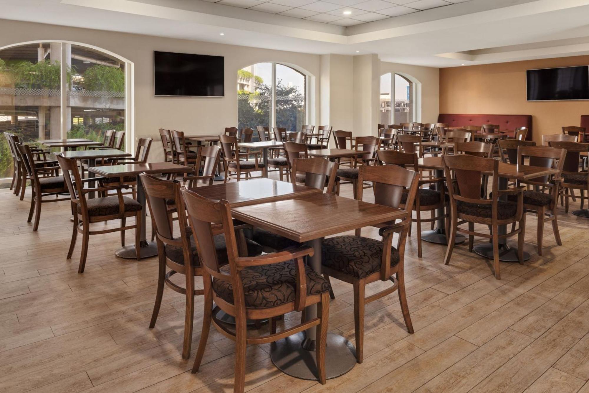 フォー ポインツ バイ シェラトン ギャレリア モンテレイ モンテレー エクステリア 写真 The dining room at the hotel