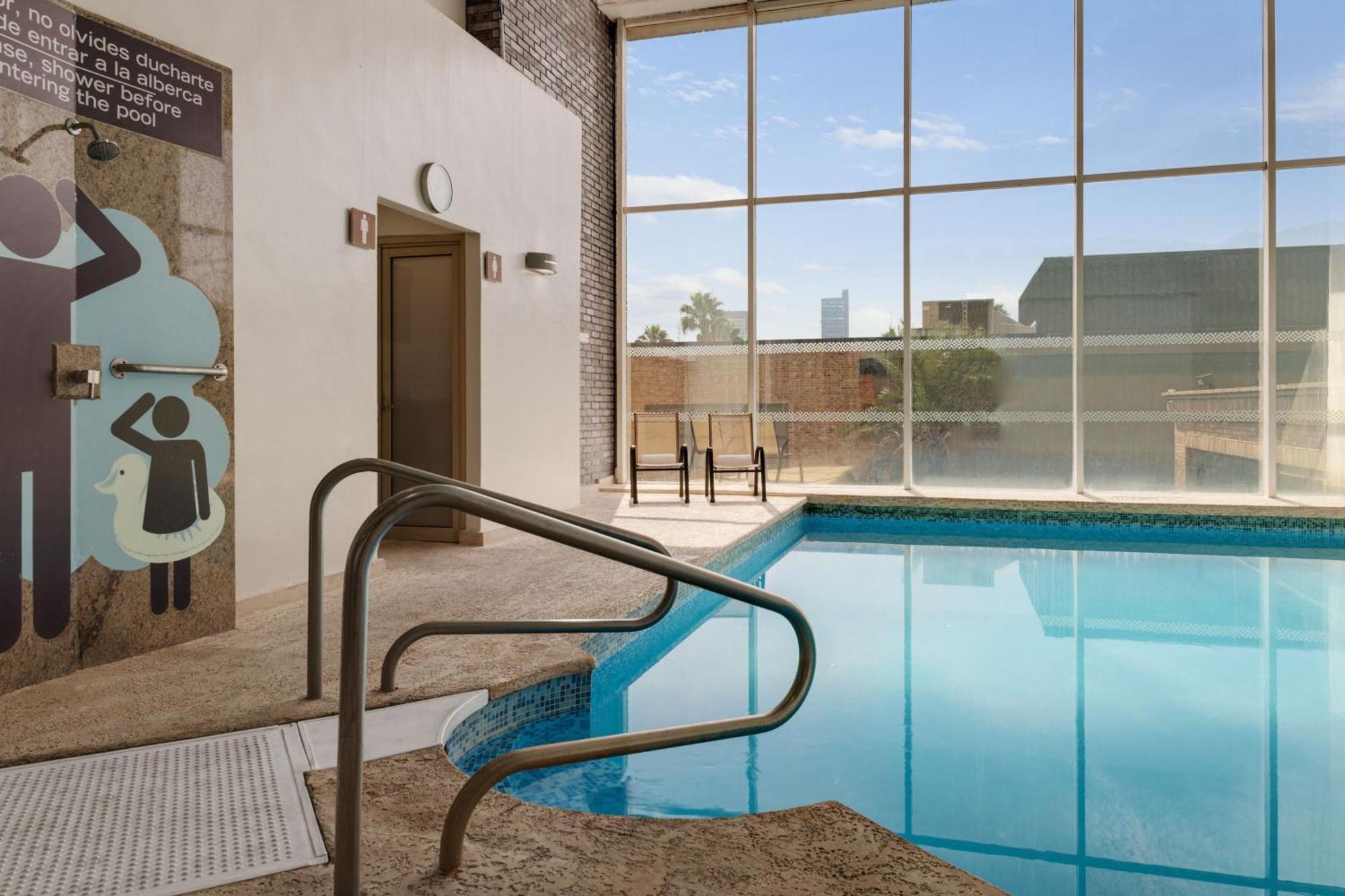 フォー ポインツ バイ シェラトン ギャレリア モンテレイ モンテレー エクステリア 写真 The pool at the hotel