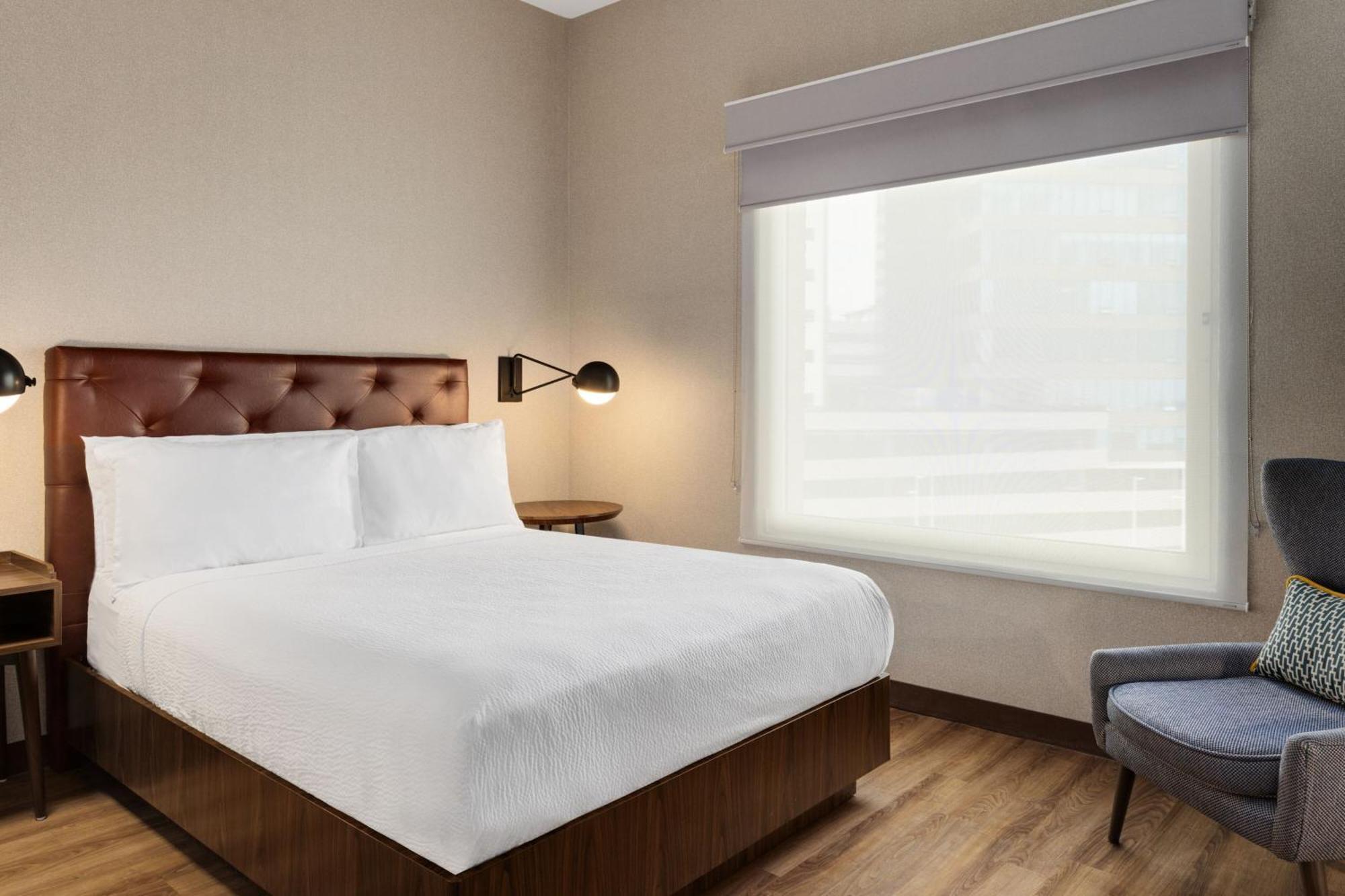 フォー ポインツ バイ シェラトン ギャレリア モンテレイ モンテレー エクステリア 写真 A bedroom at the Hotel Commonwealth