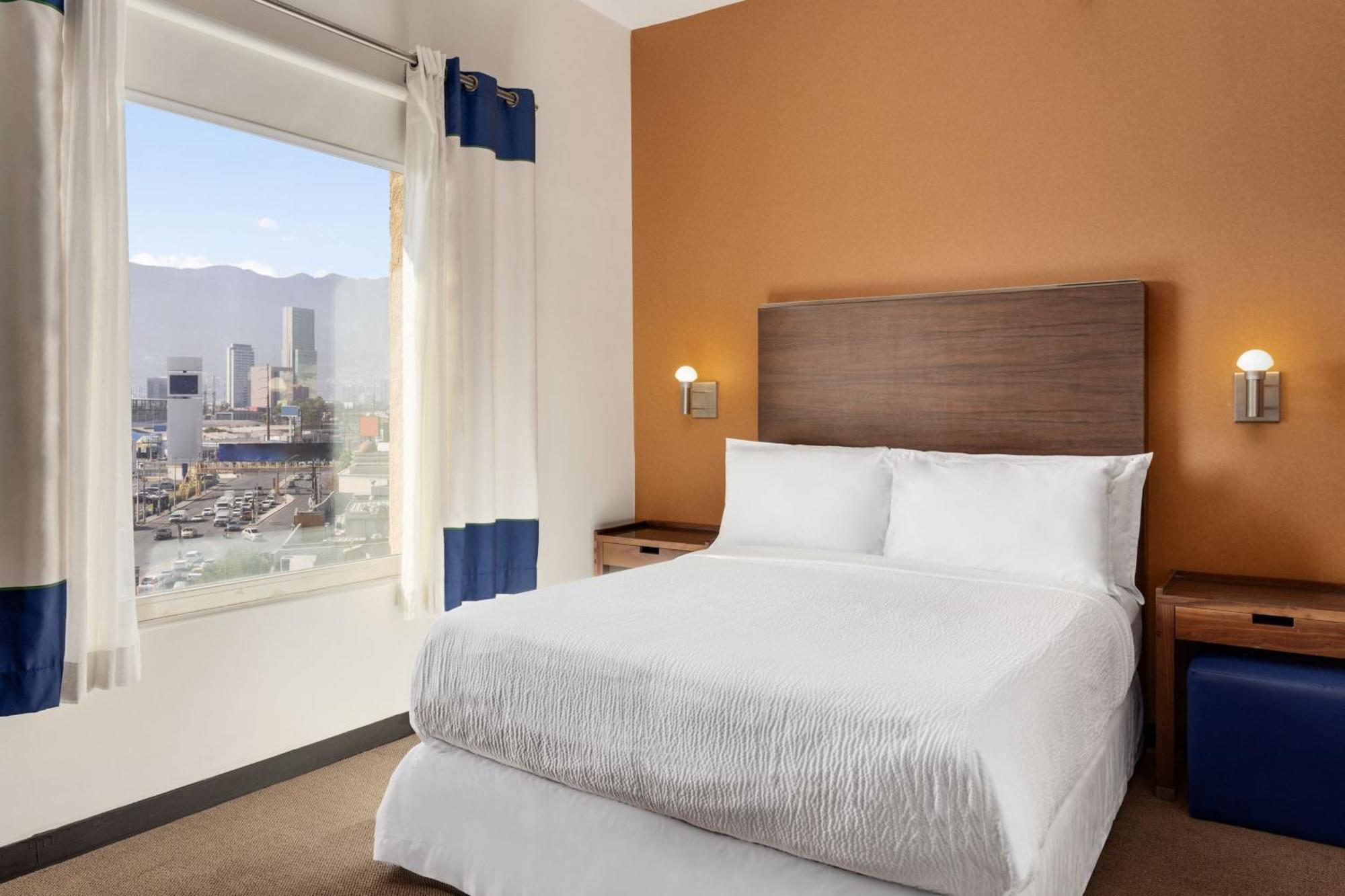 フォー ポインツ バイ シェラトン ギャレリア モンテレイ モンテレー エクステリア 写真 A typical bedroom in a Residence Inn
