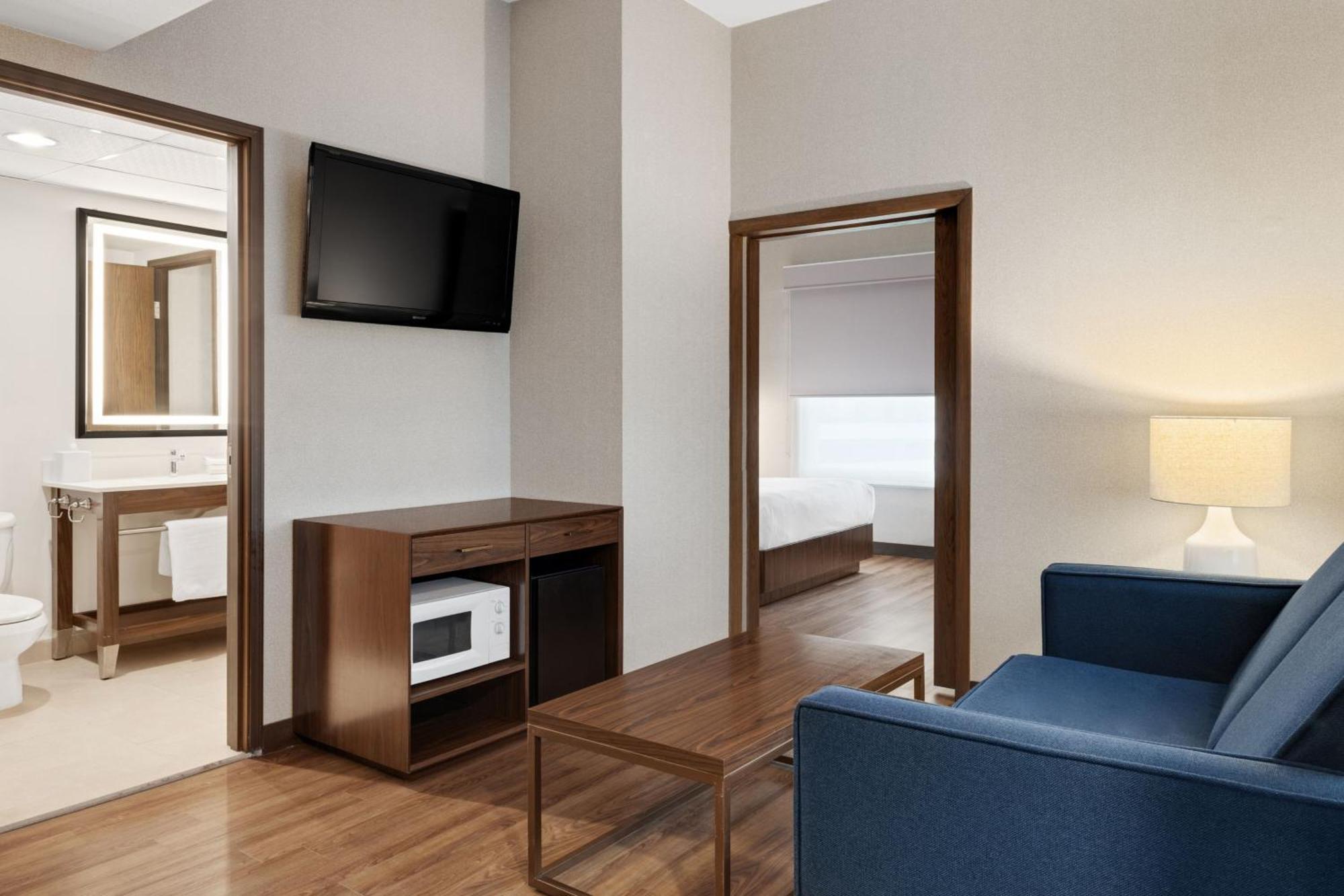 フォー ポインツ バイ シェラトン ギャレリア モンテレイ モンテレー エクステリア 写真 A suite at the Hilton Garden Inn in San Francisco