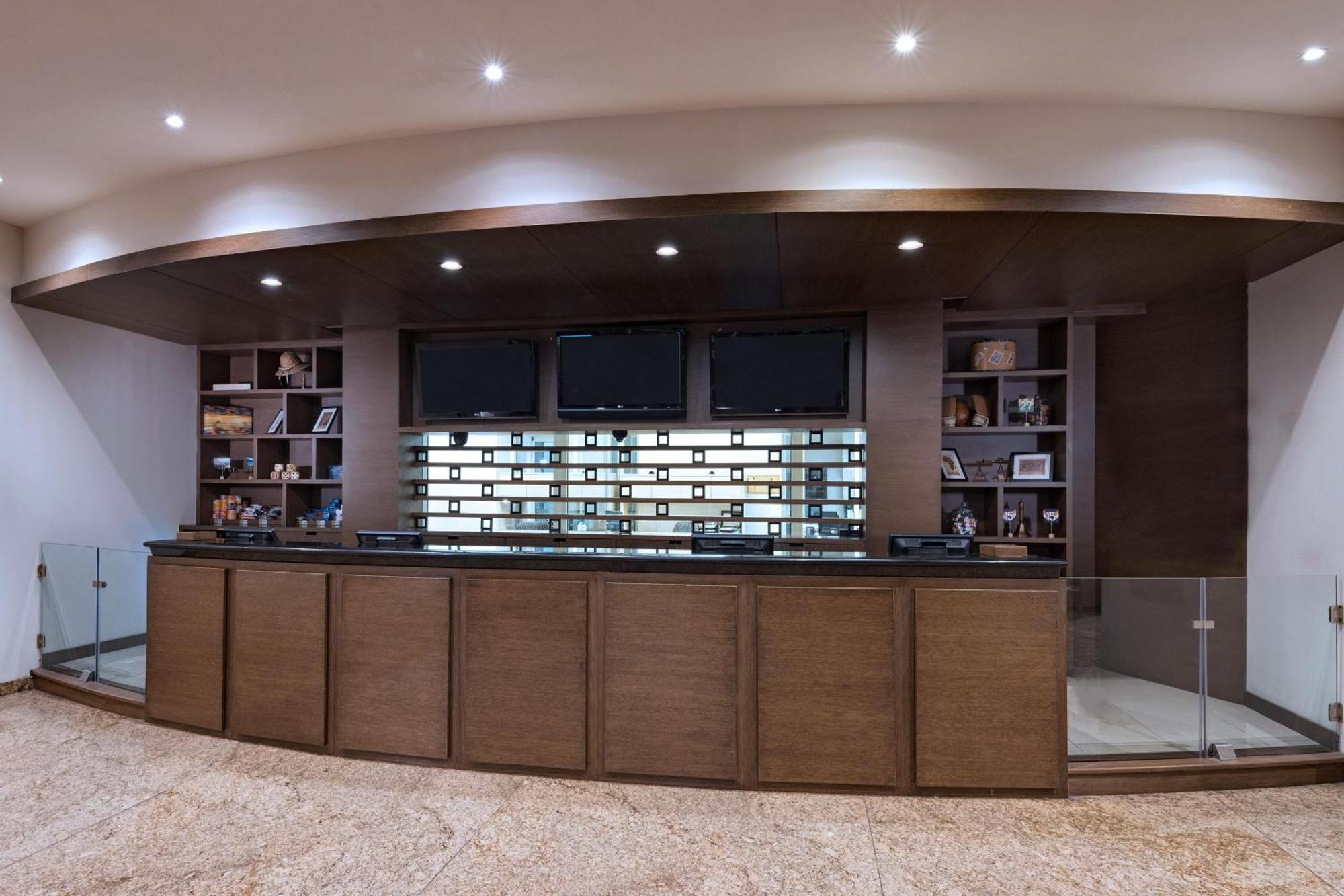 フォー ポインツ バイ シェラトン ギャレリア モンテレイ モンテレー エクステリア 写真 The reception desk at the library
